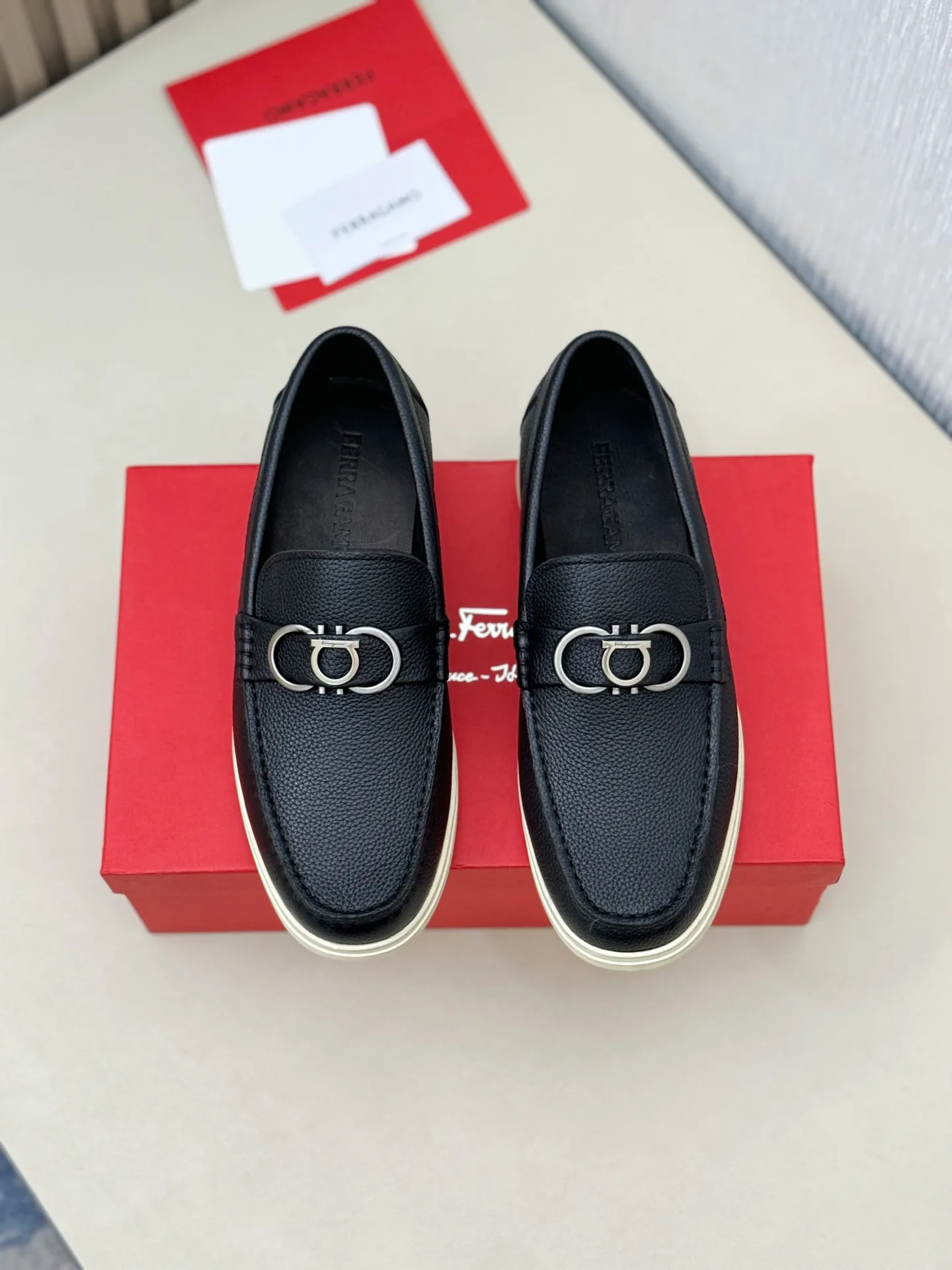 [Ferragamo] P: 580💰 Number of yards: 38~44 (45 orders are non-returnable) Ferragam's new men's driving shoes, the fabric is made of imported cowhide, with visible texture, heavy industrial stitching, dyed calfskin inside, standard logo cowhide feet, big-name experience, soft and comfortable on the feet, a men's favorite, special non-slip and wear-resistant rubber soles, easy to handle various occasions, with original box packaging!